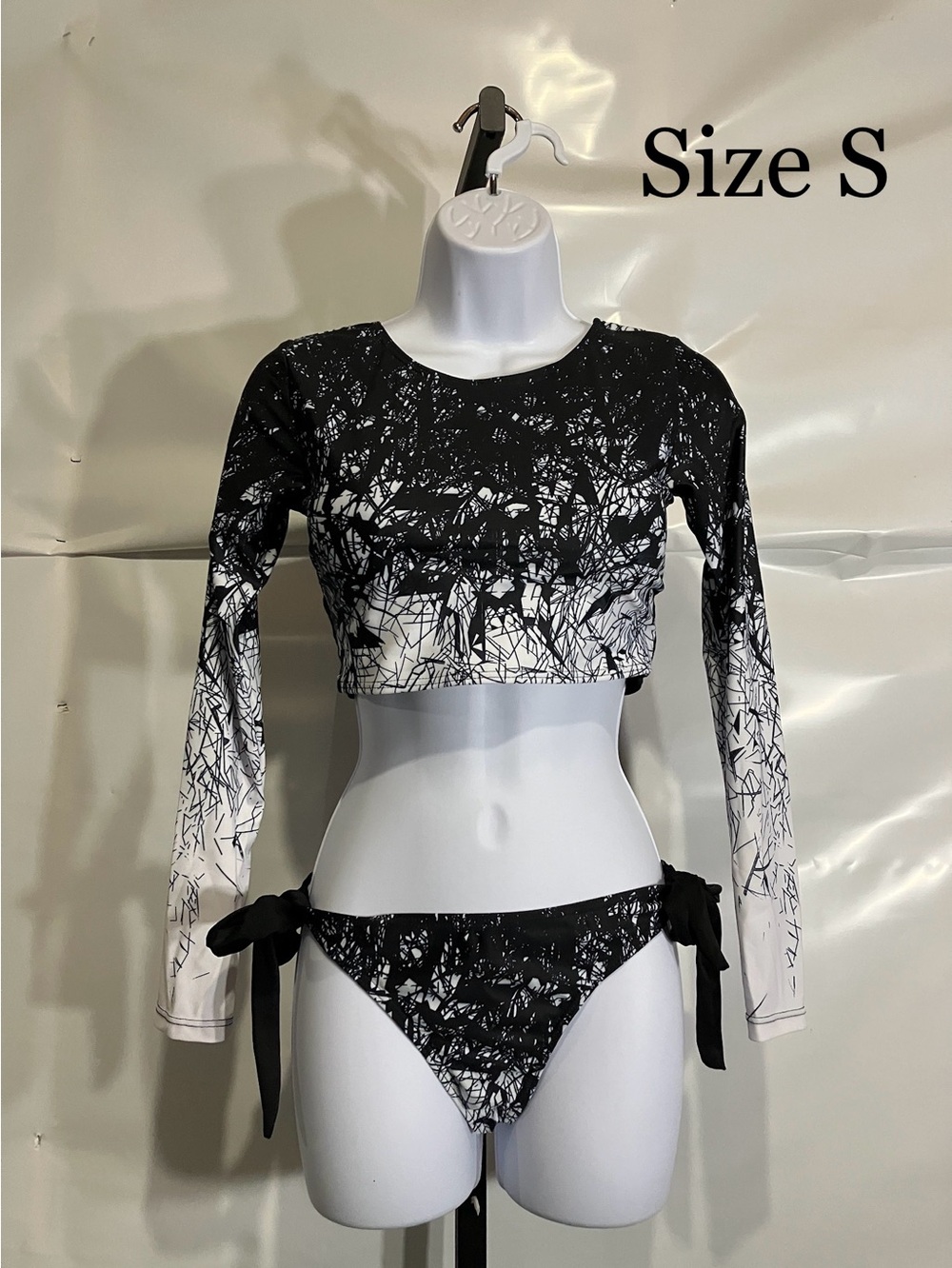 Women’s Black & White Long-Sleeve Crop Rash guard Size Small